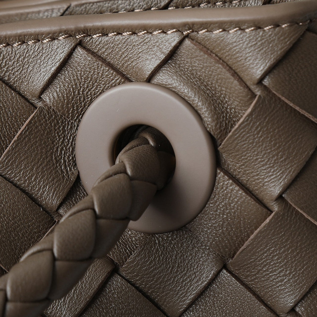 BOTTEGA VENETA 25S LARGE ANDIAMO 42 IN DARK BROWN CALFSKIN GOLD HARDWARE