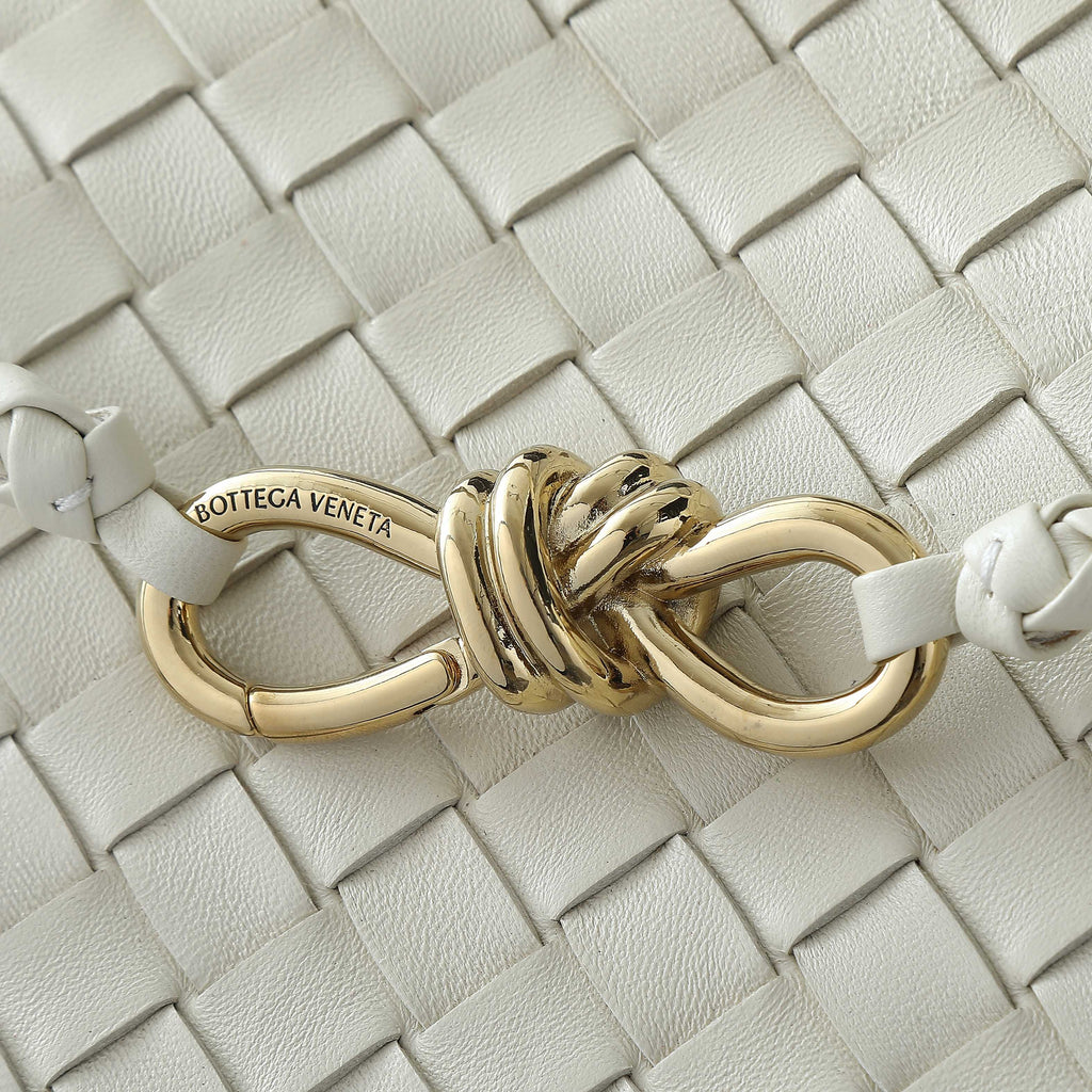 BOTTEGA VENETA 25S GROSSER ANDIAMO 42 AUS ELFENBEINfarbenem KALBSLEDER MIT GOLD-HARDWARE