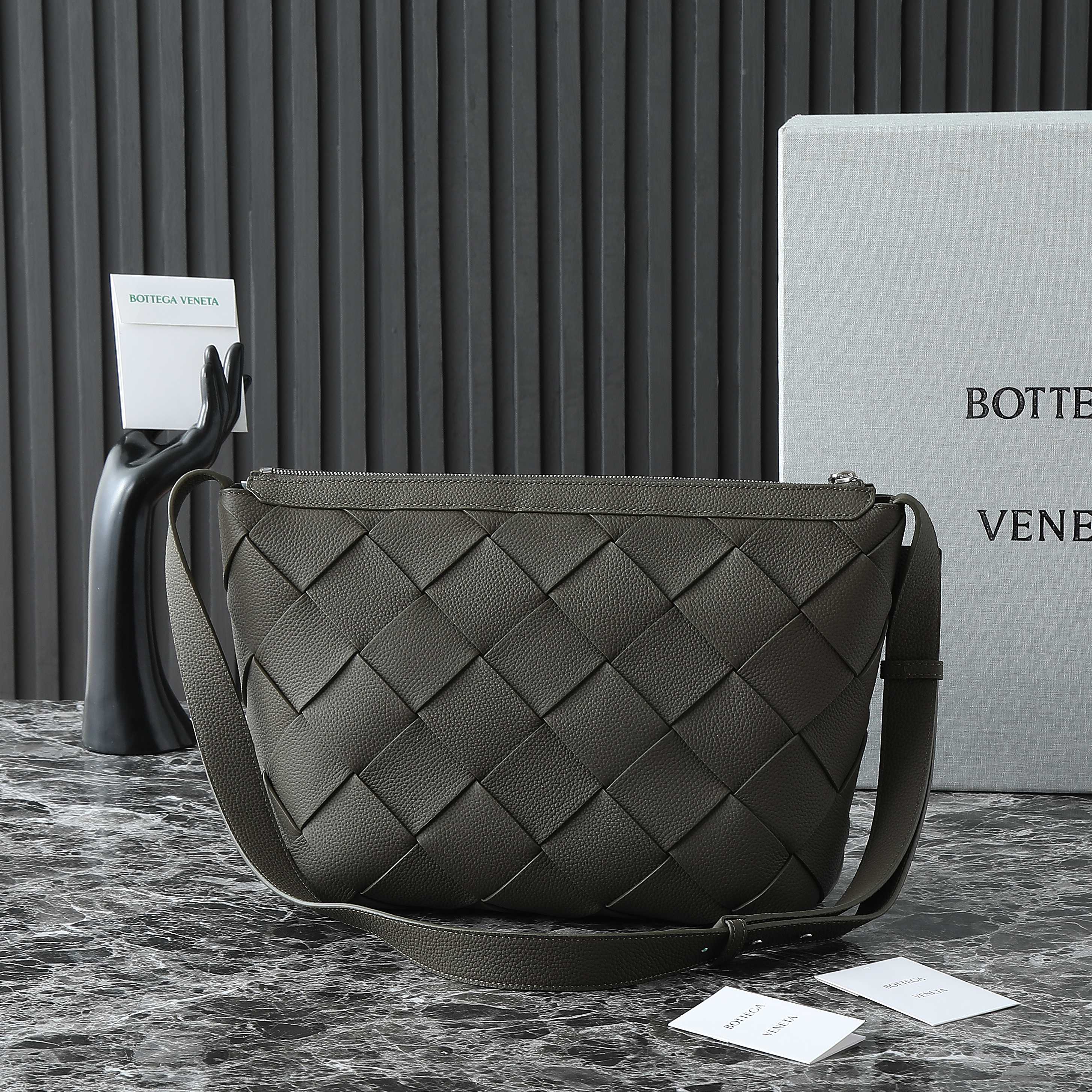 BOTTEGA VENETA 25S DIAGO HOBO 39 IN VERY DEEP OLIVE CALFSKIN