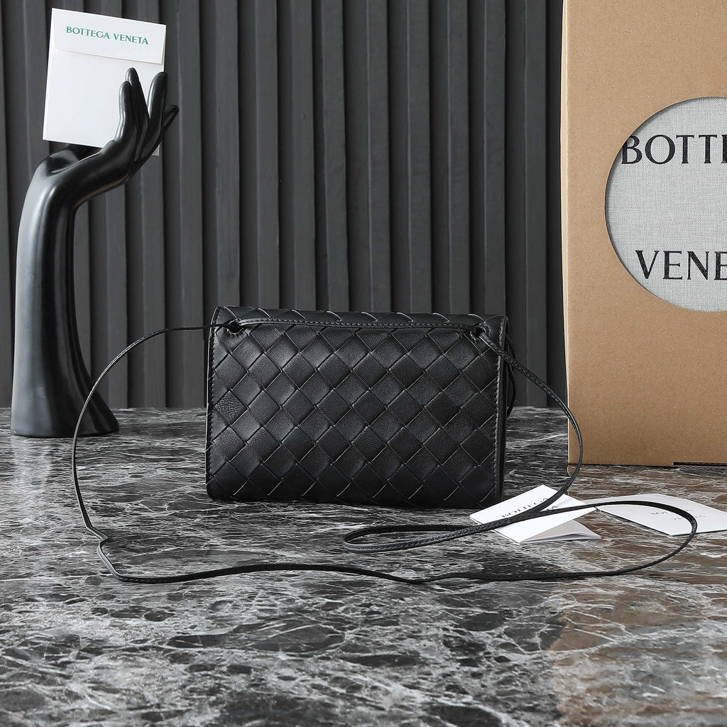 BOTTEGA VENETA 25S ANDIAMO POUCH 19 IN BLACK CALFSKIN GOLD HARDWARE