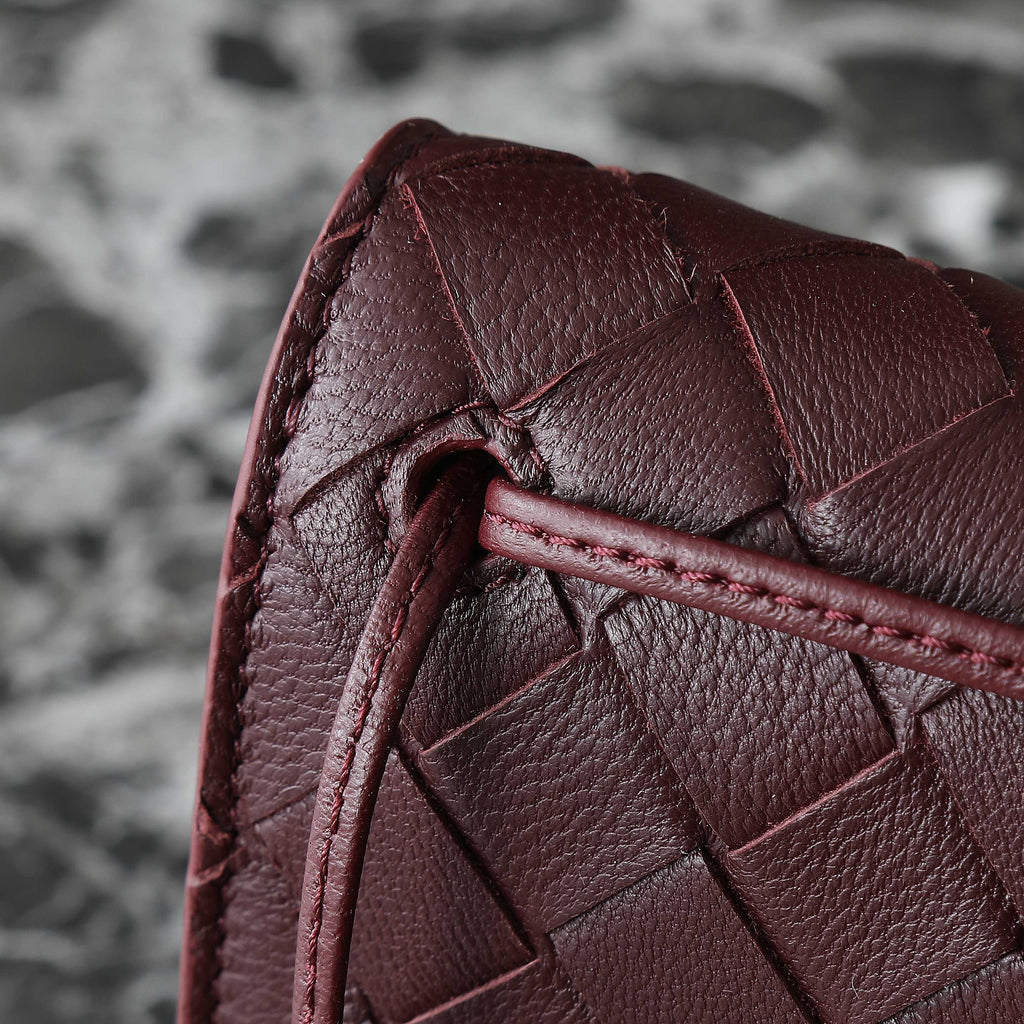 BOTTEGA VENETA 25S ANDIAMO POUCH 19 IN DEEP MAROON CALFSKIN GOLD HARDWARE