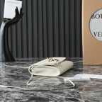 BOTTEGA VENETA 25S ANDIAMO POUCH 19 AUS ELFENBEINfarbenem KALBSLEDER MIT GOLD-HARDWARE