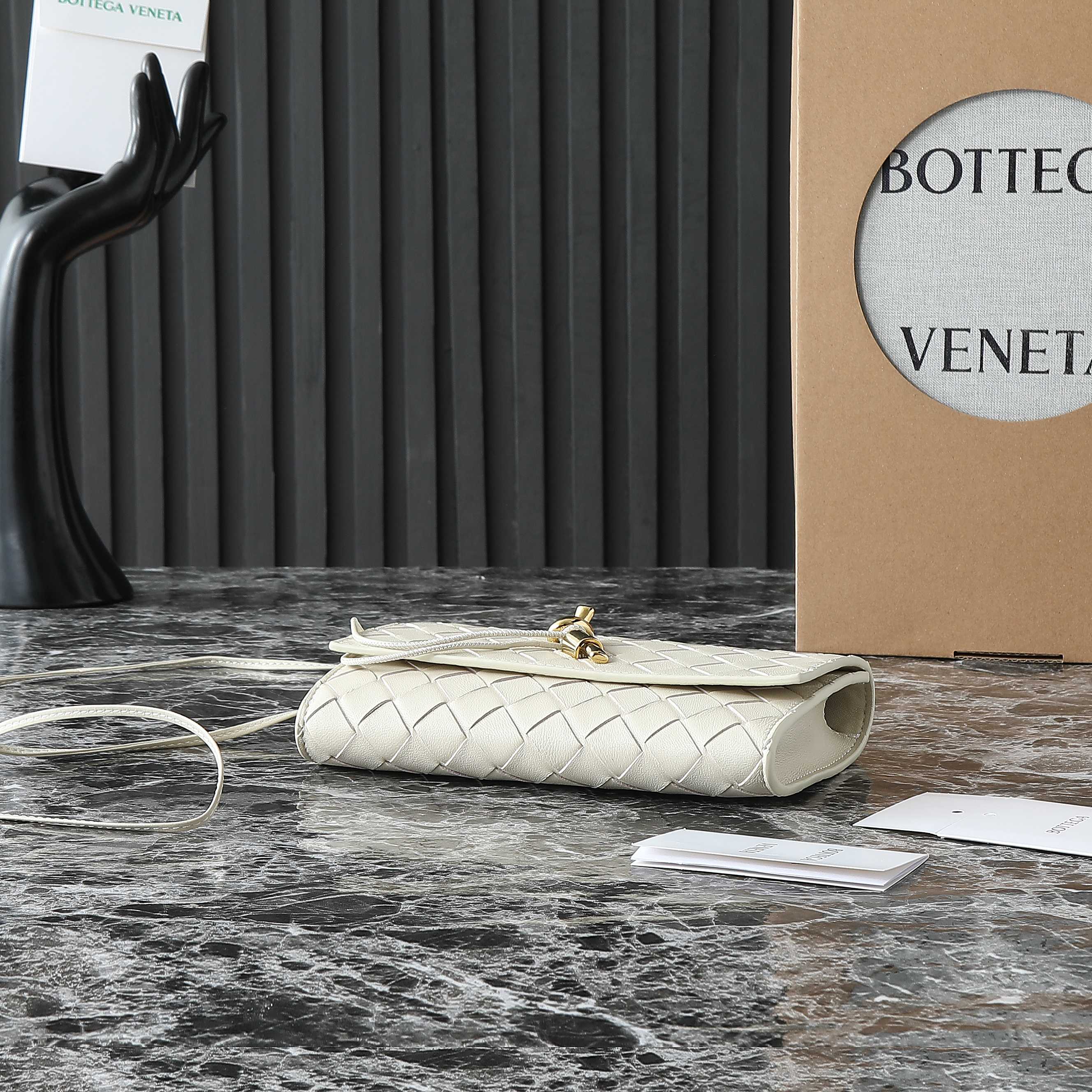 BOTTEGA VENETA 25S ANDIAMO POUCH 19 IN IVORY CALFSKIN GOLD HARDWARE