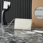 BOTTEGA VENETA 25S ANDIAMO POUCH 19 AUS ELFENBEINfarbenem KALBSLEDER MIT GOLD-HARDWARE