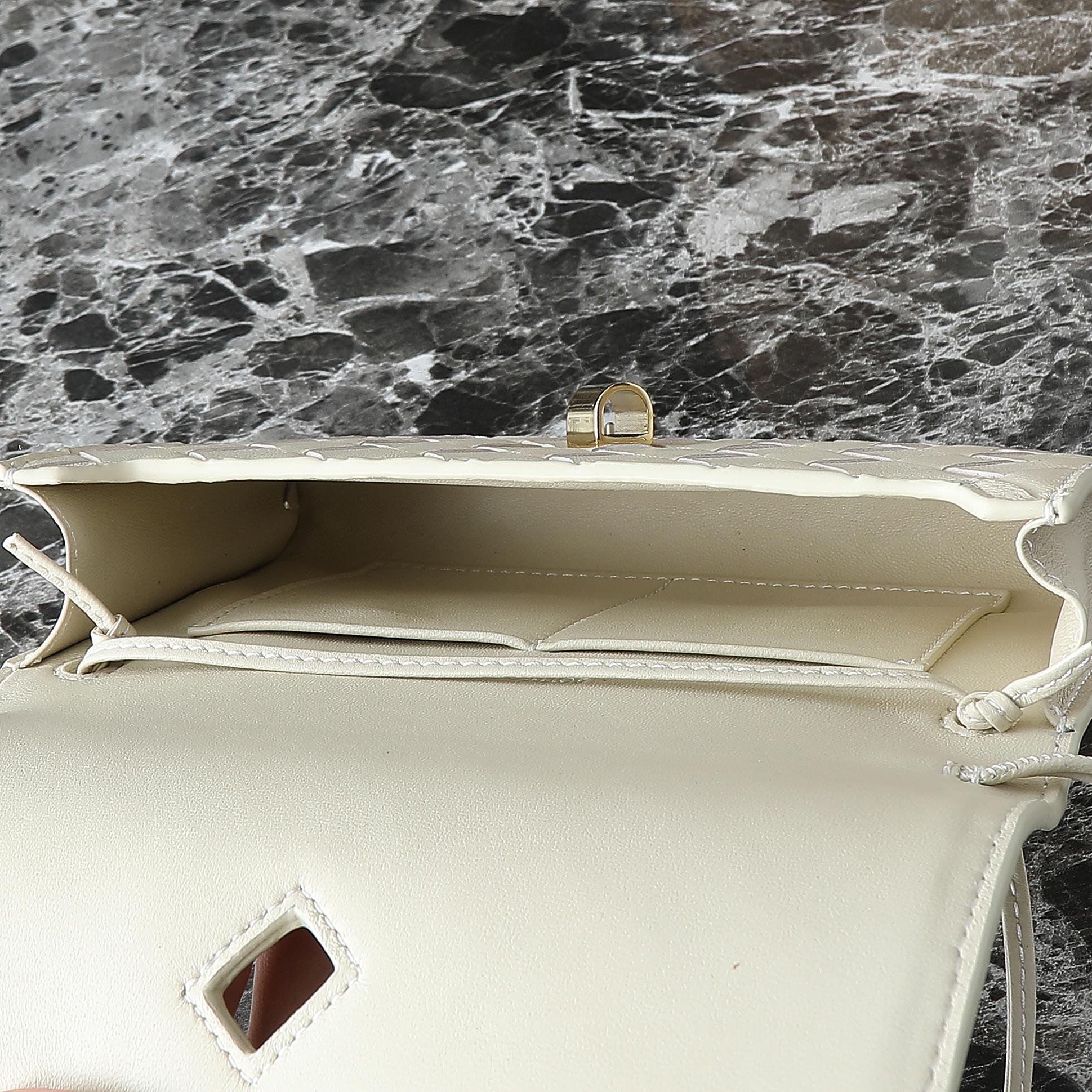 BOTTEGA VENETA 25S ANDIAMO POUCH 19 AUS ELFENBEINfarbenem KALBSLEDER MIT GOLD-HARDWARE