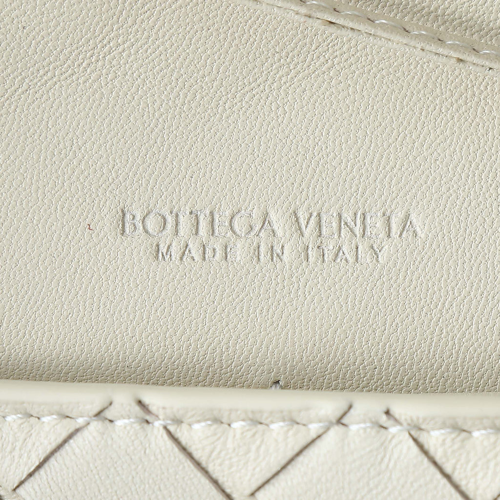 BOTTEGA VENETA 25S ANDIAMO POUCH 19 AUS ELFENBEINfarbenem KALBSLEDER MIT GOLD-HARDWARE