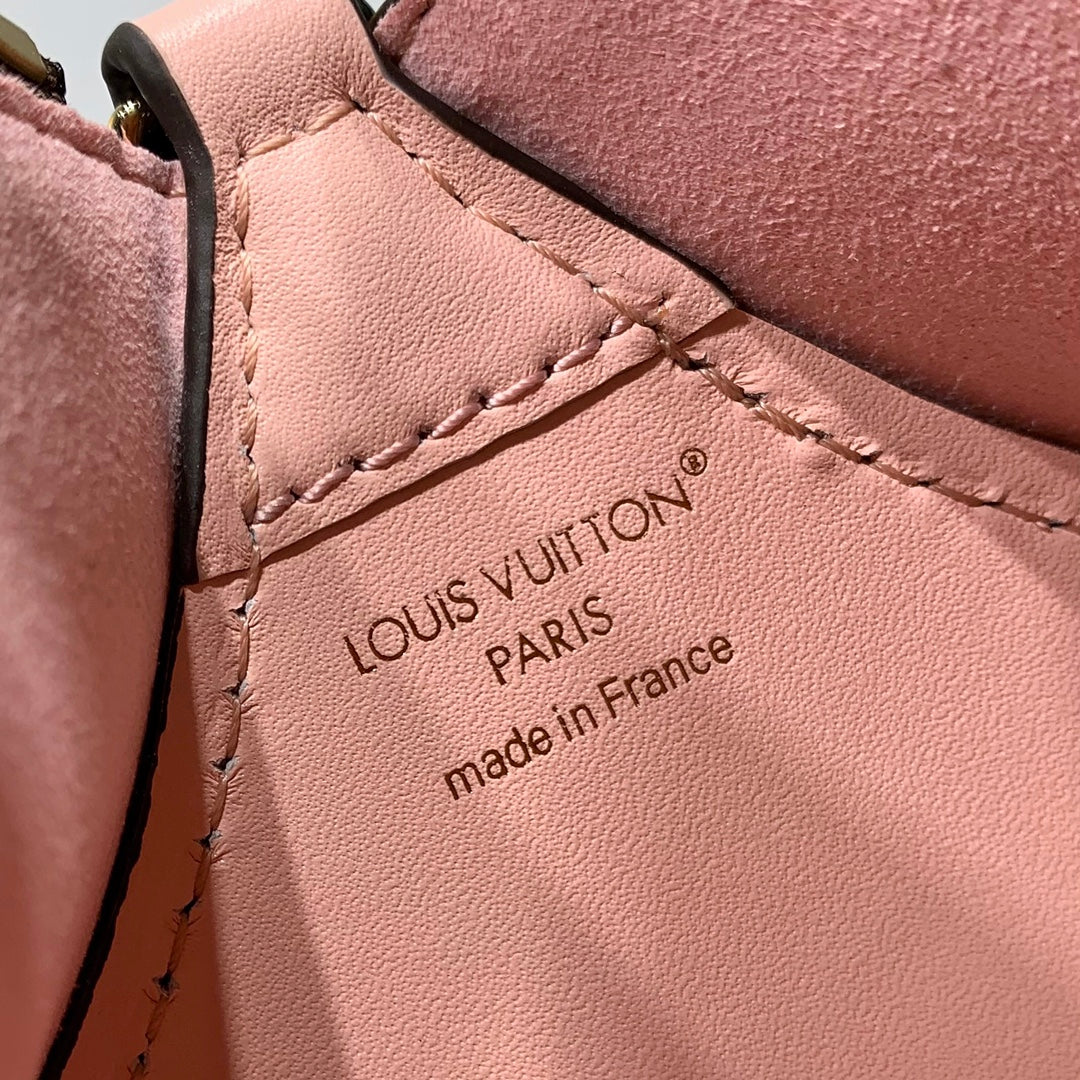 BLOOM POUCH 22 AUS BRAUNEM MONOGRAMM-CANVAS UND SEITEN AUS PASTELROSEM KALBSLEDER