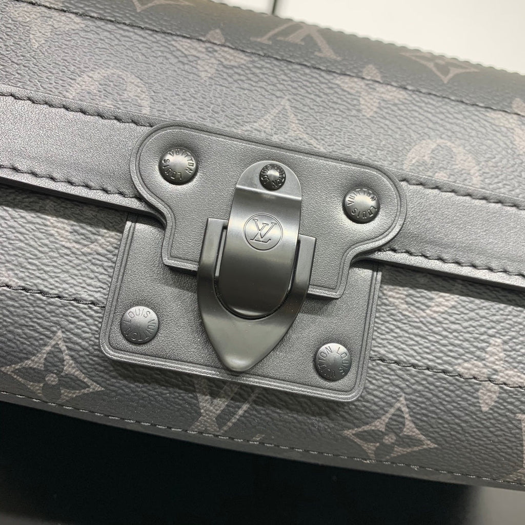 SOUL TRUNK EAST WEST 29 IN SCHWARZ MONOGRAM ECLIPSE LEINWAND