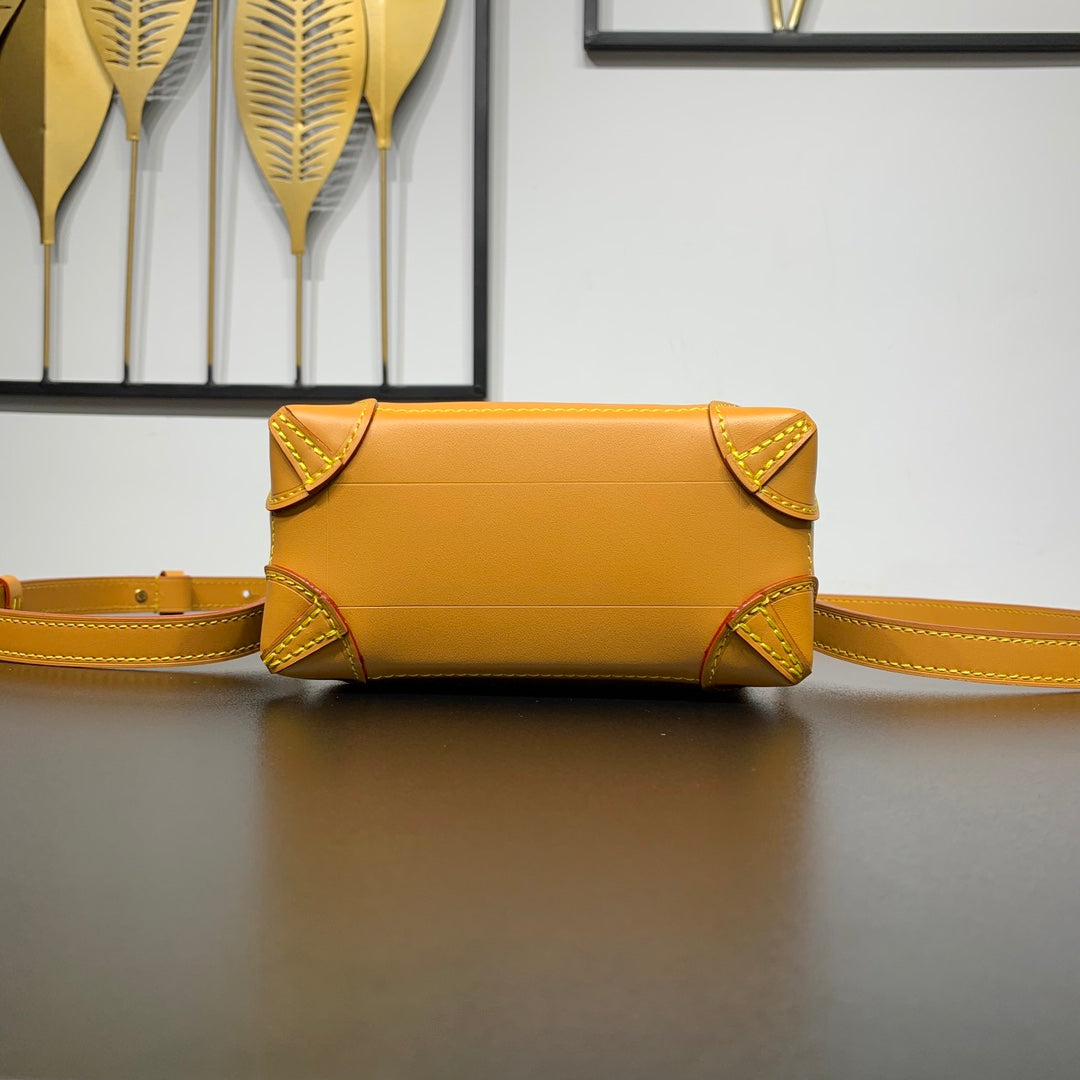 STEAMER 20 IN BRAUNEM MONOGRAMM-STAUB-CANVAS UND KALBSLEDERBEZIERTEN GOLDENEN HALSBÄNKEN