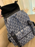 HIT THE ROAD RUCKSACK MIT KLAPPE 51 AUS WEISS-BLAUEM DREIECKSMUSTER