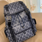 HIT THE ROAD RUCKSACK MIT KLAPPE 51 AUS WEISS-BLAUEM DREIECKSMUSTER