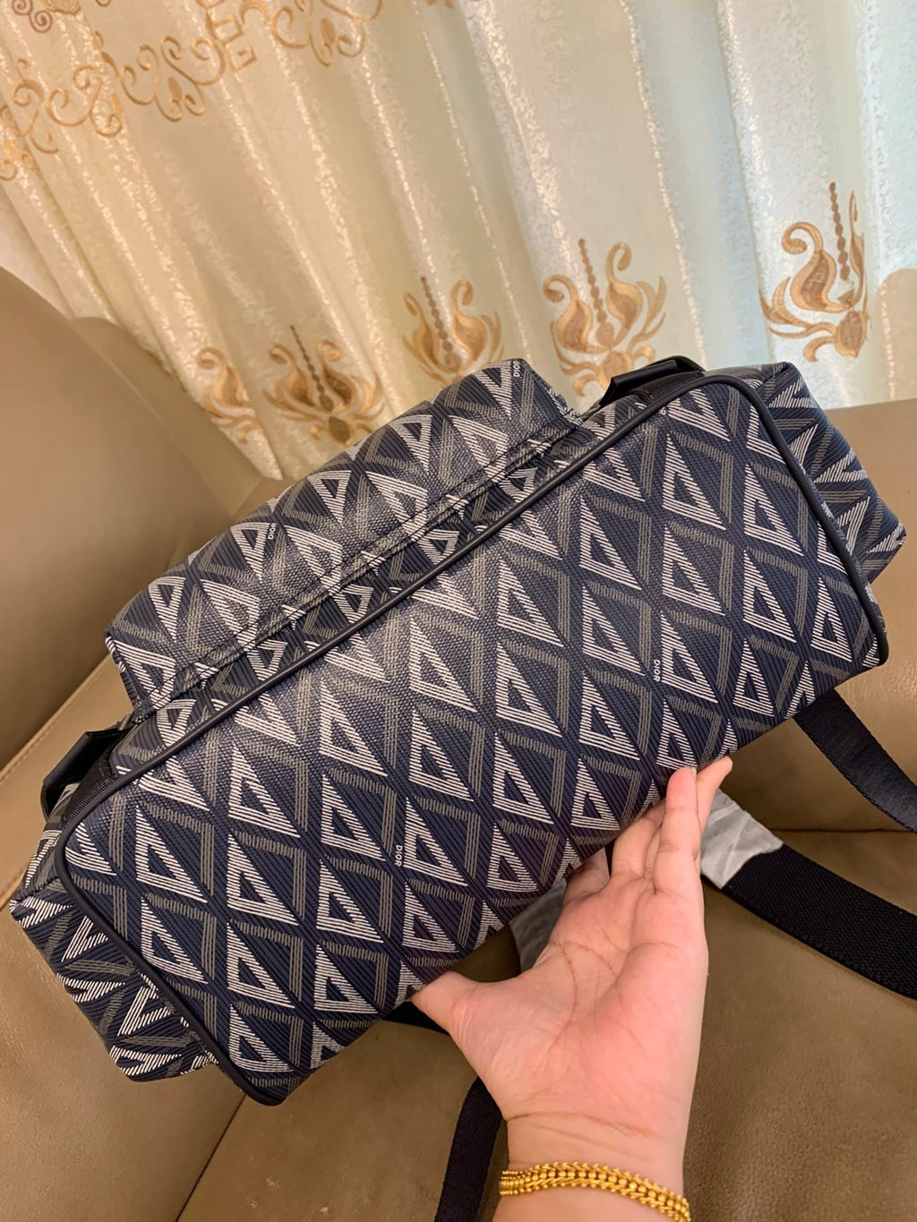 HIT THE ROAD RUCKSACK MIT KLAPPE 51 AUS WEISS-BLAUEM DREIECKSMUSTER