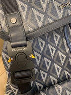 HIT THE ROAD RUCKSACK MIT KLAPPE 51 AUS WEISS-BLAUEM DREIECKSMUSTER