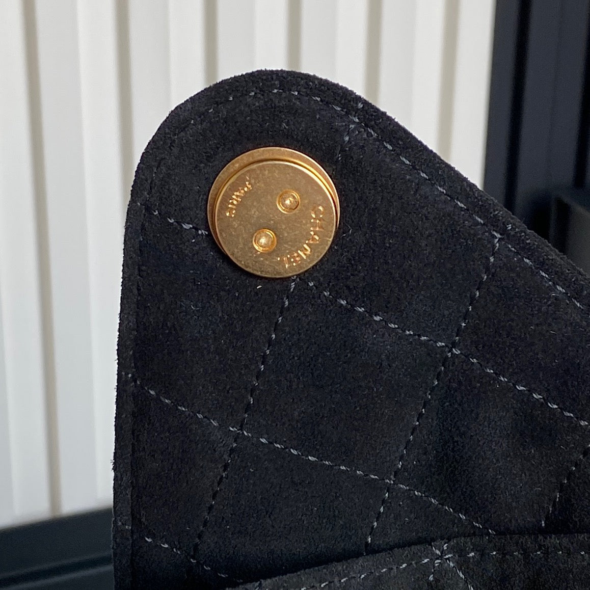 MEDIUM HANDBAG 40 IN BLACK SUEDE GOLD HARDWARE