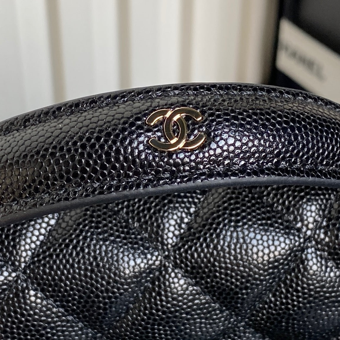 25C FLAP BAG 18 IN BLACK SHINY GRAINED CALFSKIN GOLD HARDWARE