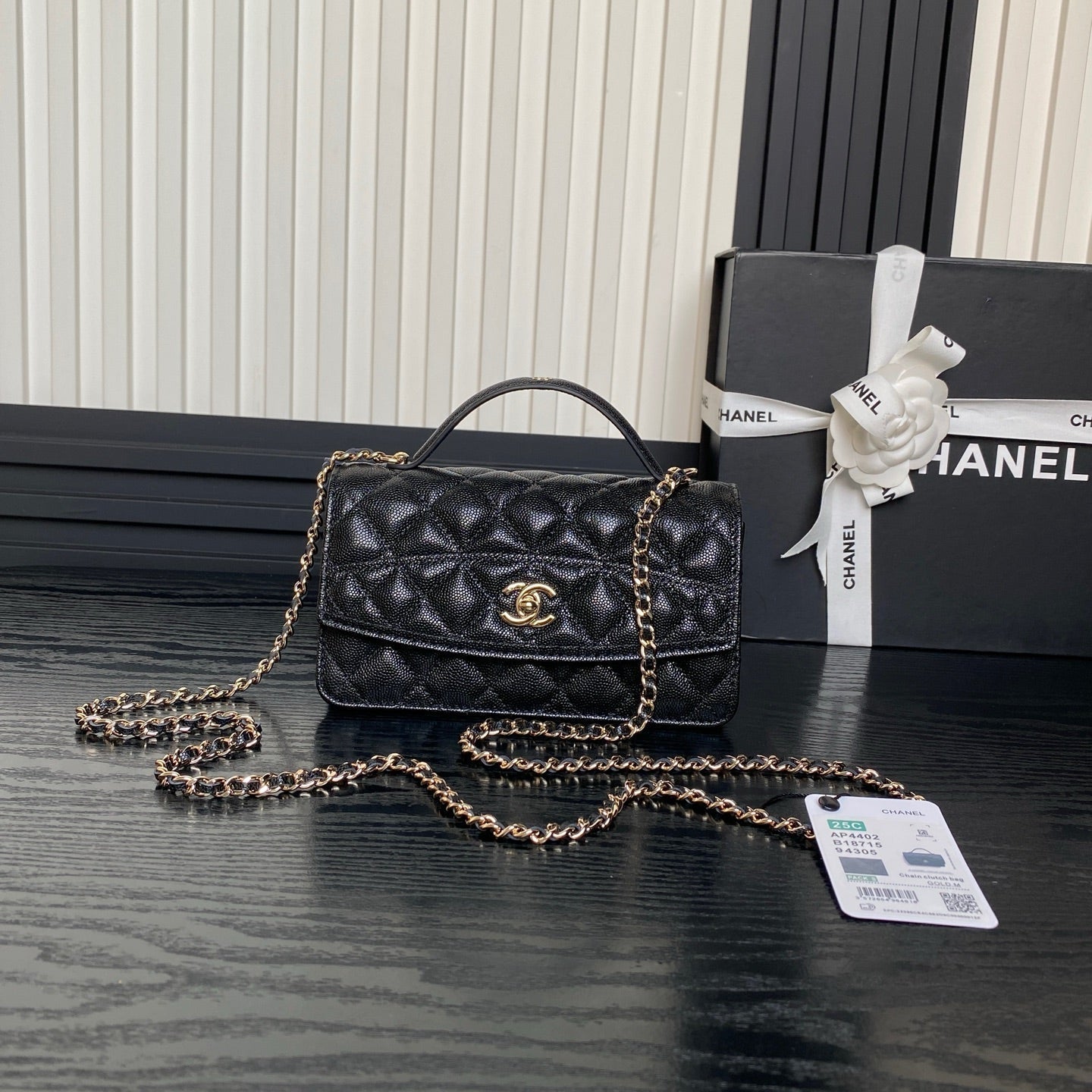 25C FLAP BAG 18 IN BLACK SHINY GRAINED CALFSKIN GOLD HARDWARE