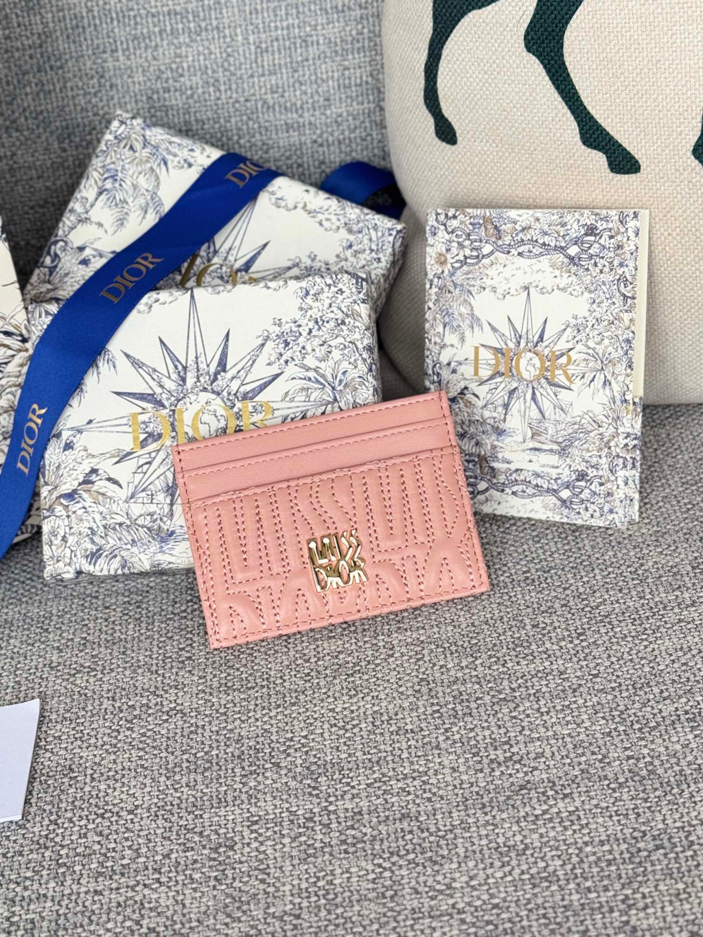 FREESIA CARD HOLDER 10 IN BABY PINK QUILTED ALLOVER CALFSKIN