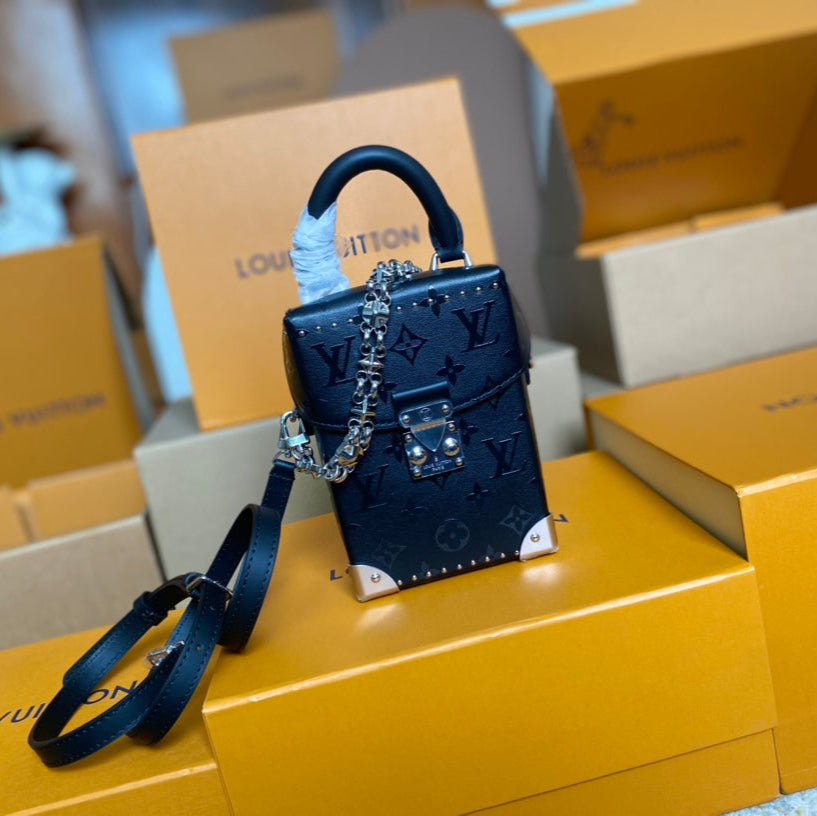 Kameratasche 17 Zoll, schwarz, monogrammgeprägtes Kalbsleder, silberne Kette