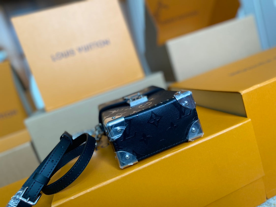 Kameratasche 17 Zoll, schwarz, monogrammgeprägtes Kalbsleder, silberne Kette