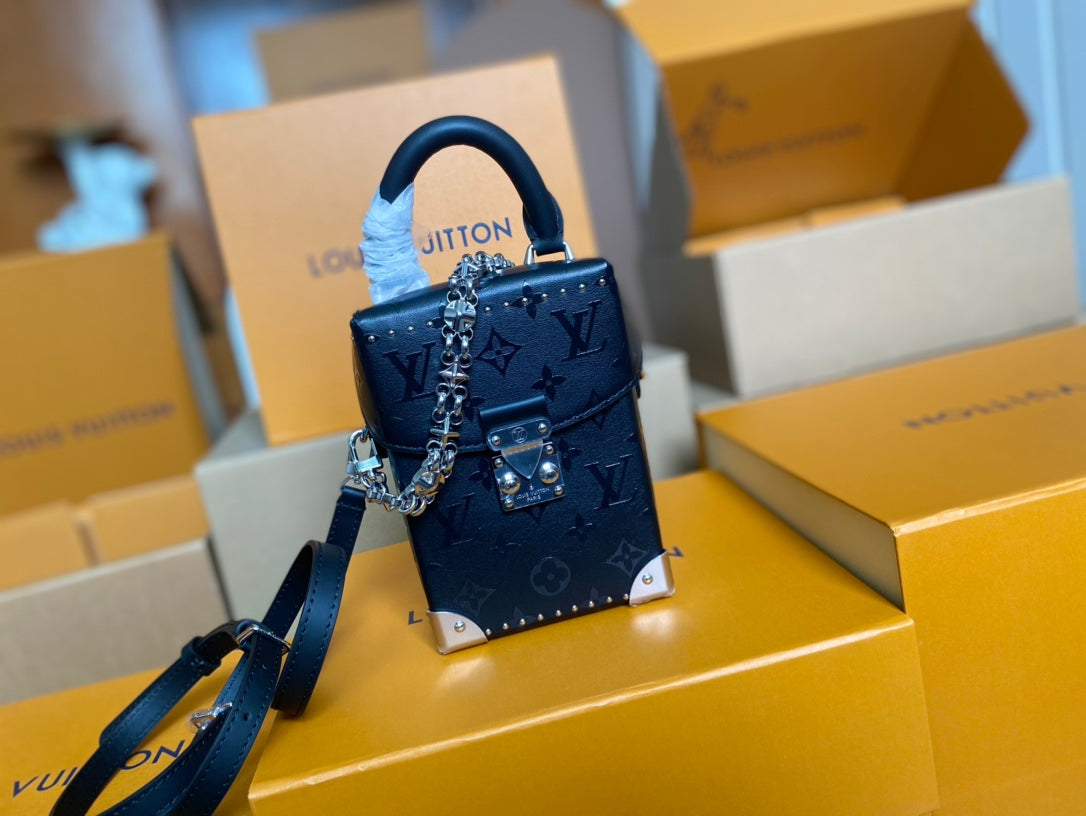 Kameratasche 17 Zoll, schwarz, monogrammgeprägtes Kalbsleder, silberne Kette