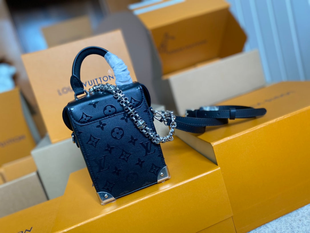 Kameratasche 17 Zoll, schwarz, monogrammgeprägtes Kalbsleder, silberne Kette