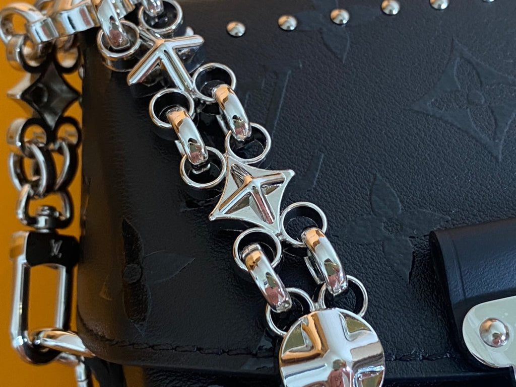 Kameratasche 17 Zoll, schwarz, monogrammgeprägtes Kalbsleder, silberne Kette