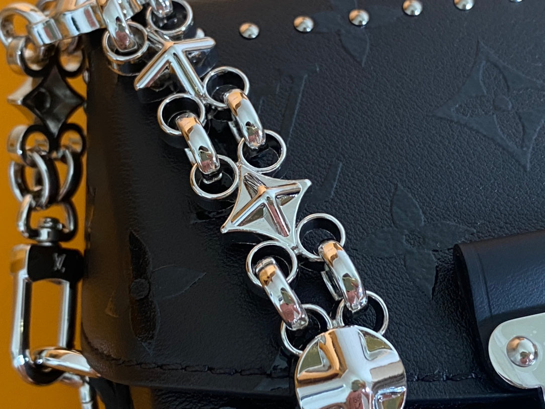 Kameratasche 17 Zoll, schwarz, monogrammgeprägtes Kalbsleder, silberne Kette