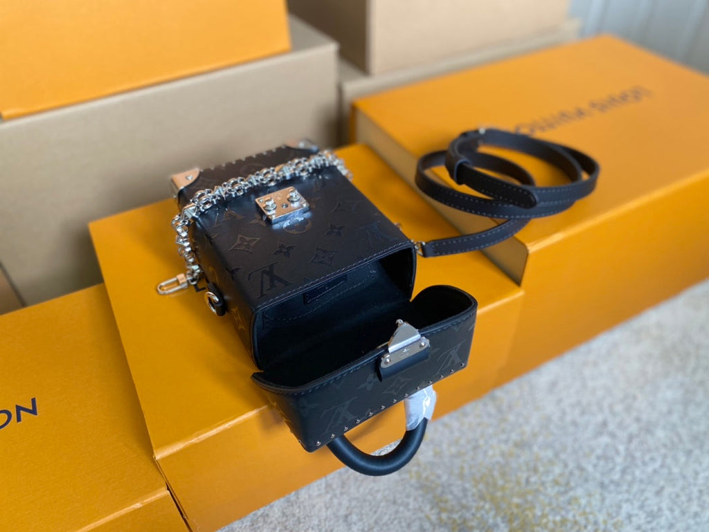 Kameratasche 17 Zoll, schwarz, monogrammgeprägtes Kalbsleder, silberne Kette