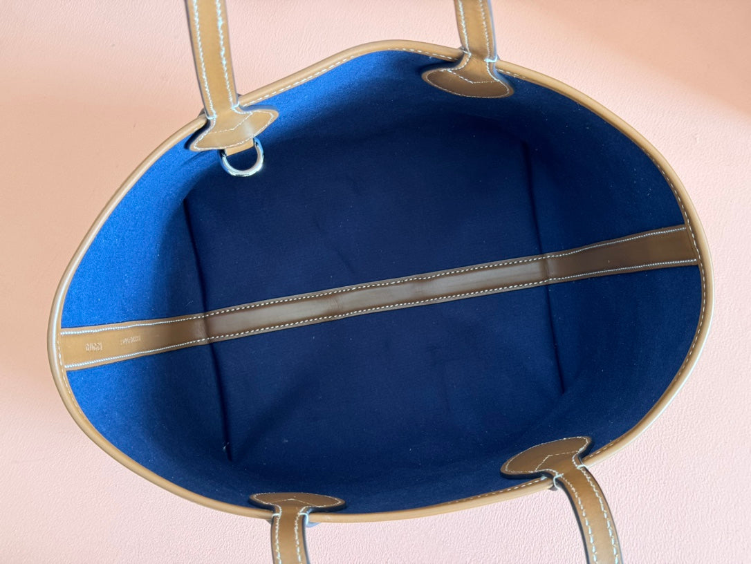 Kleine, wendbare Totissima-Tasche, 22 Zoll, aus dunkelblauem Denim, eine Seite aus blauem Wildleder