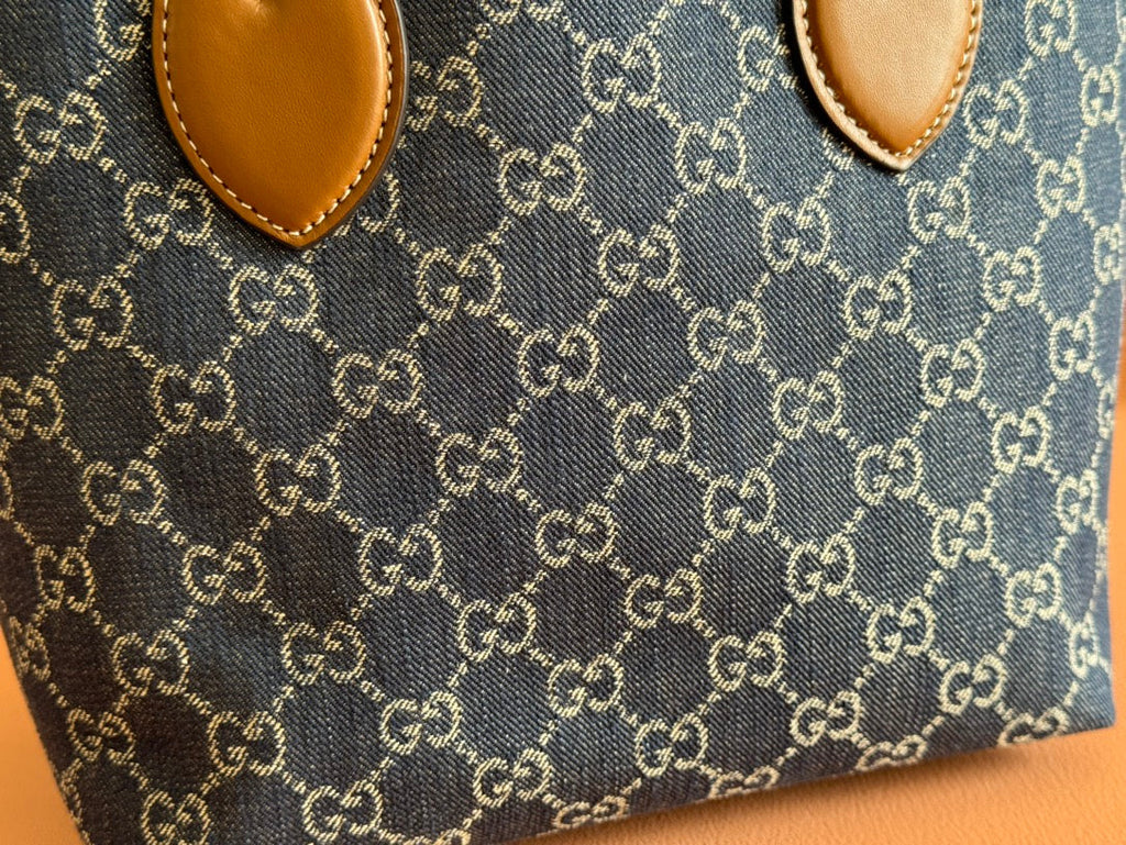 Kleine, wendbare Totissima-Tasche, 22 Zoll, aus dunkelblauem Denim, eine Seite aus blauem Wildleder