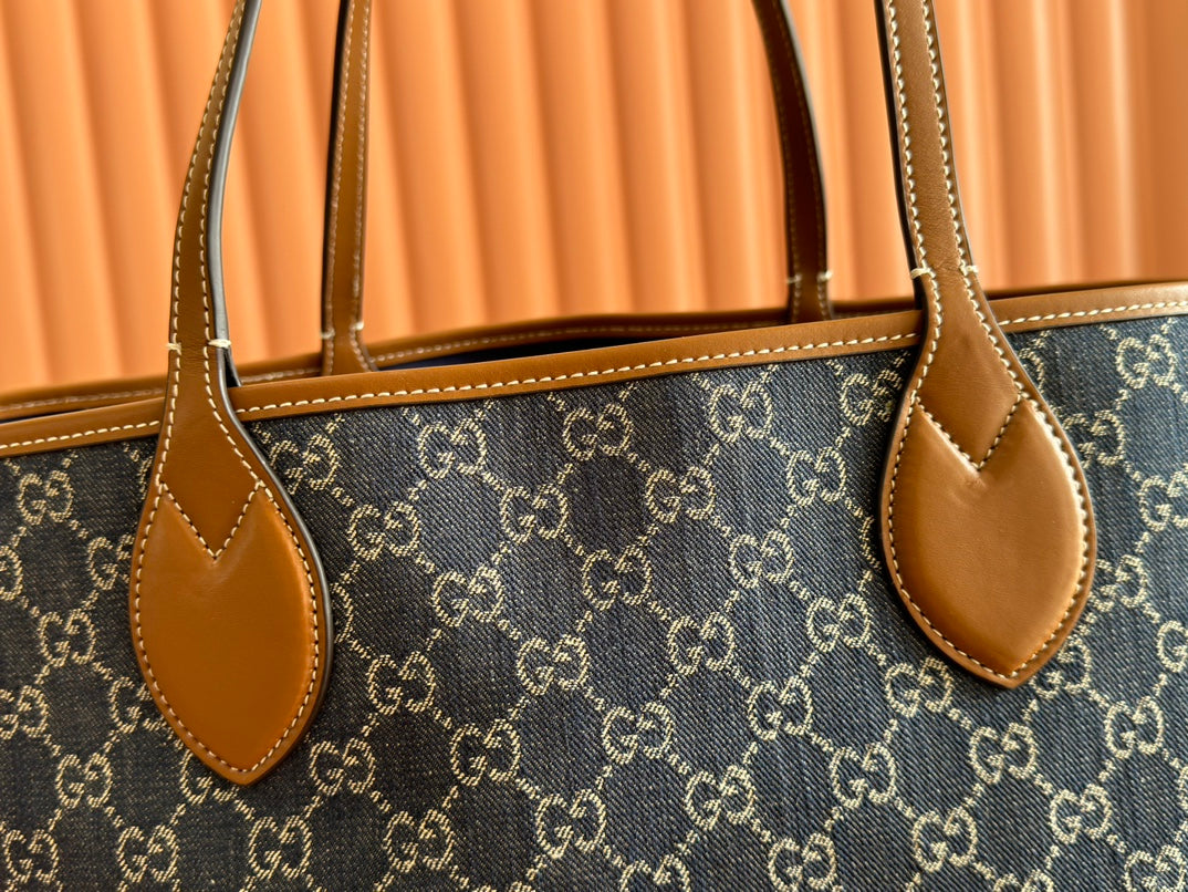 Große, wendbare Totissima-Tasche, 30,5 Zoll, dunkelblauer Denim, eine Seite graues Wildleder