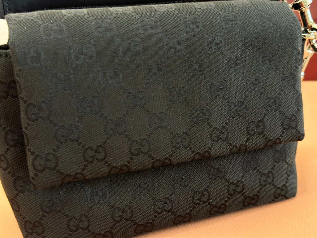 KLEINE UMHÄNGETASCHE 19 IN SCHWARZEM CANVAS MIT MONOGRAMM-LOGO