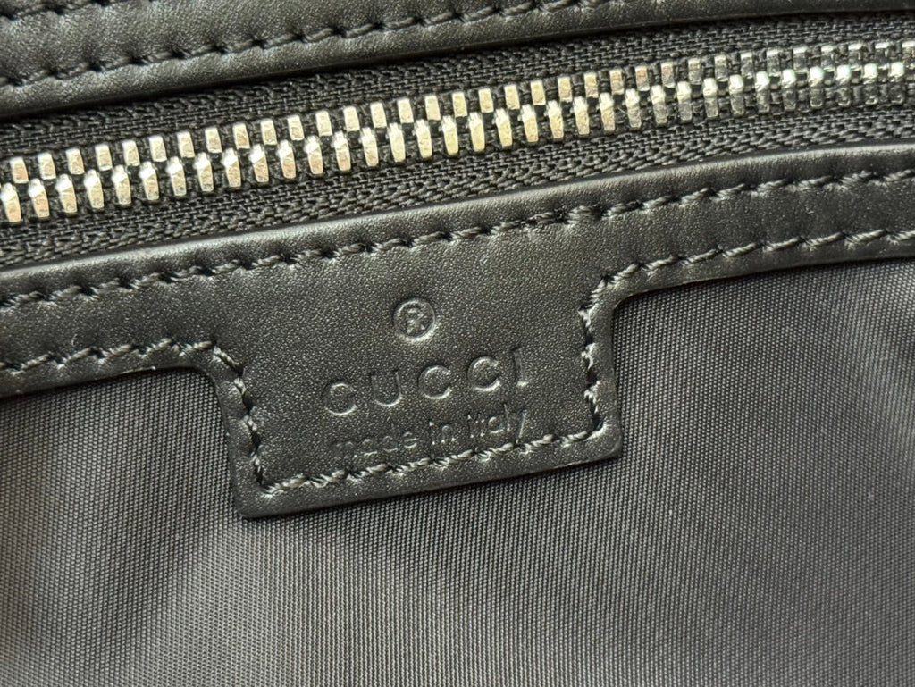 KLEINE UMHÄNGETASCHE 19 IN SCHWARZEM CANVAS MIT MONOGRAMM-LOGO