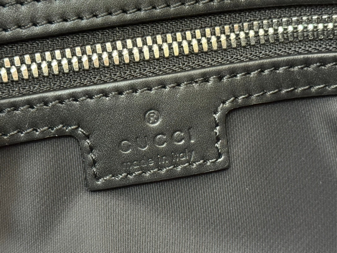 KLEINE UMHÄNGETASCHE 19 IN SCHWARZEM CANVAS MIT MONOGRAMM-LOGO