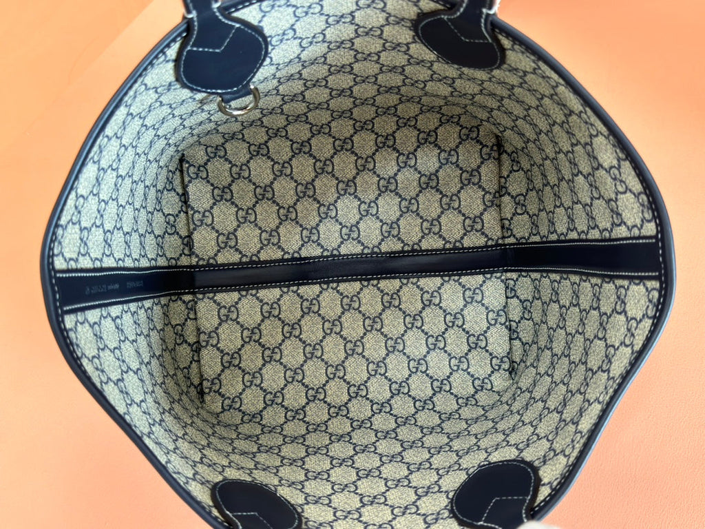 Kleine, wendbare Totissima-Tasche, 22 Zoll, eine Seite aus dunkelblauem Denim, die andere aus beigefarbenem und blauem Kalbsleder.