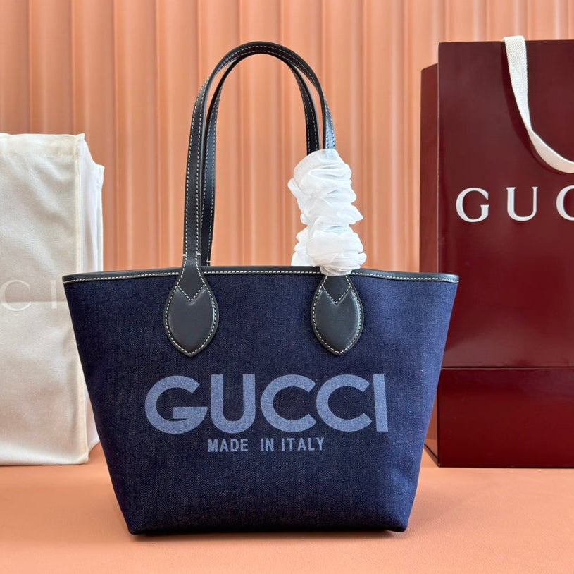 Kleine, wendbare Totissima-Tasche, 22 Zoll, eine Seite aus dunkelblauem Denim, die andere aus beigefarbenem und blauem Kalbsleder.