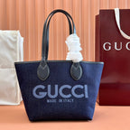 Kleine, wendbare Totissima-Tasche, 22 Zoll, eine Seite aus dunkelblauem Denim, die andere aus beigefarbenem und blauem Kalbsleder.