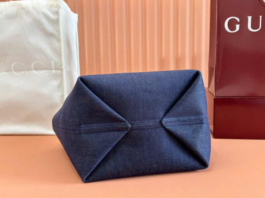 Kleine, wendbare Totissima-Tasche, 22 Zoll, eine Seite aus dunkelblauem Denim, die andere aus beigefarbenem und blauem Kalbsleder.