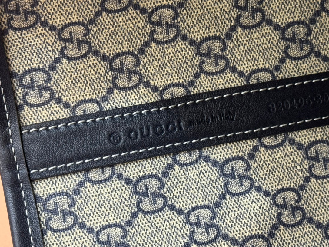 Kleine, wendbare Totissima-Tasche, 22 Zoll, eine Seite aus dunkelblauem Denim, die andere aus beigefarbenem und blauem Kalbsleder.