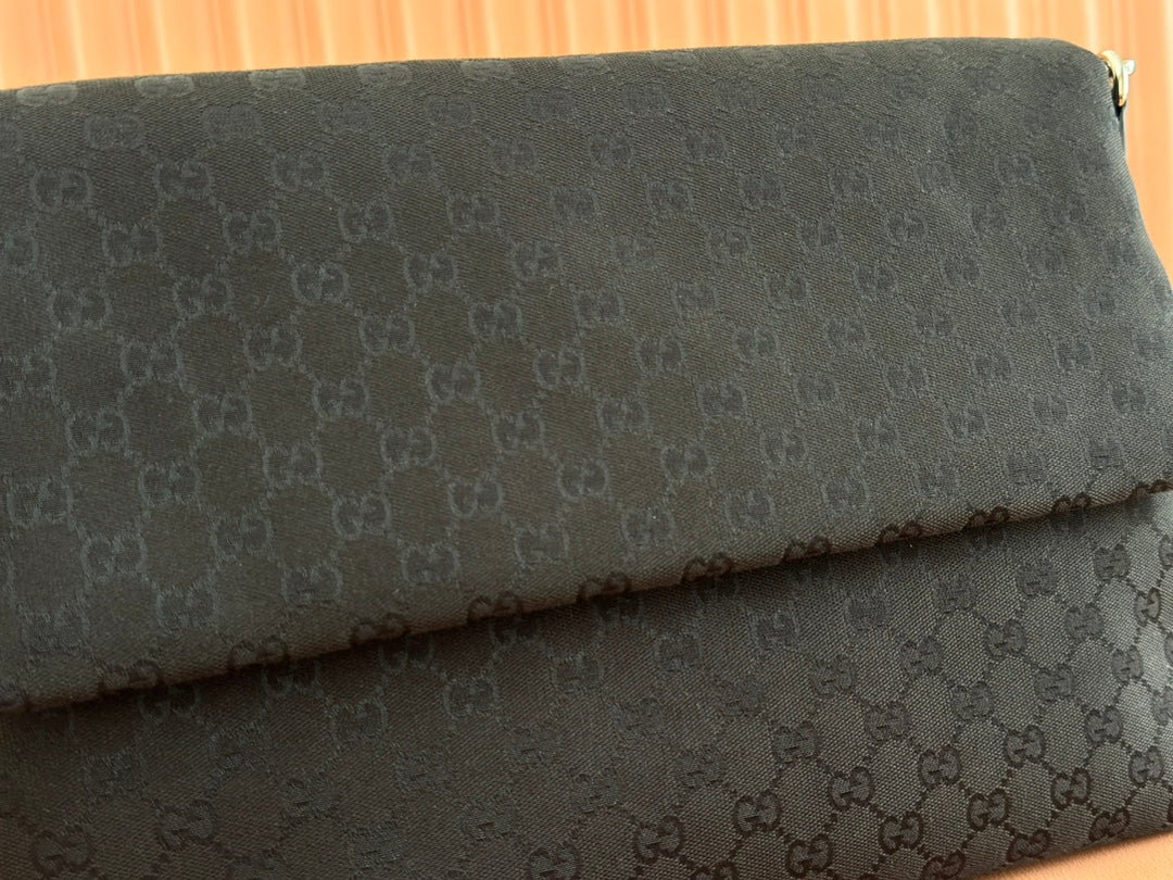 GROSSE UMHÄNGETASCHE 36 IN SCHWARZEM CANVAS