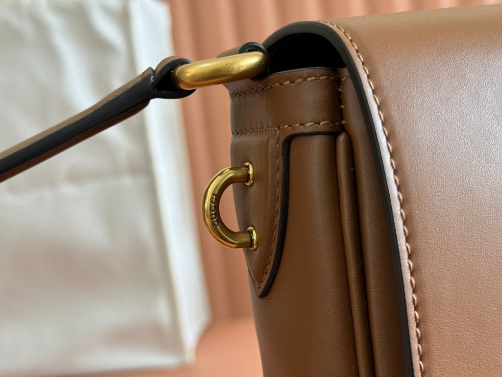 MITTELGROSSE UMKÖRPERTASCHE MIT EMBLEM, 74 CM, BRAUNES KALBSLEDER