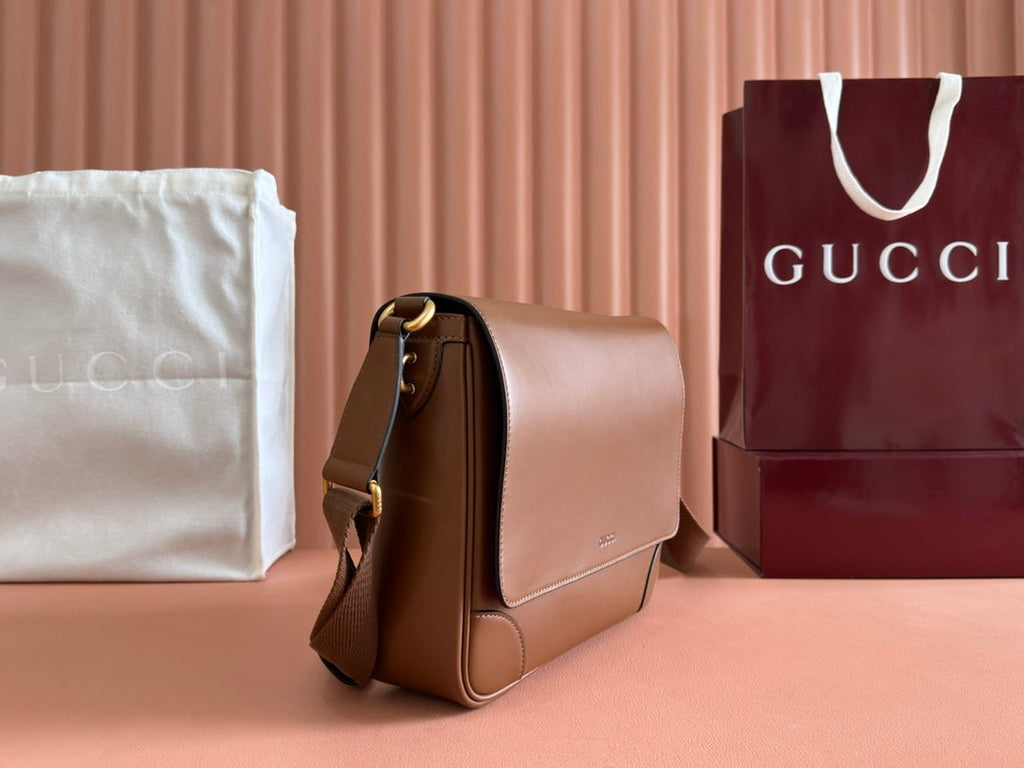 MITTELGROSSE UMKÖRPERTASCHE MIT EMBLEM, 74 CM, BRAUNES KALBSLEDER