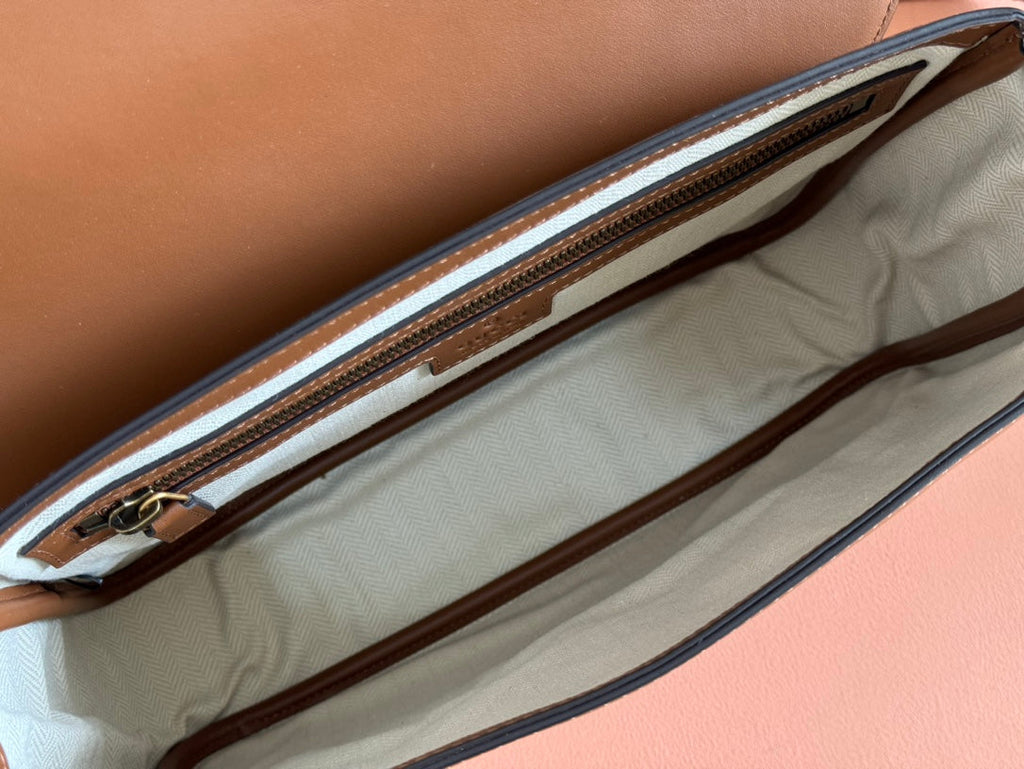 MITTELGROSSE UMKÖRPERTASCHE MIT EMBLEM, 74 CM, BRAUNES KALBSLEDER