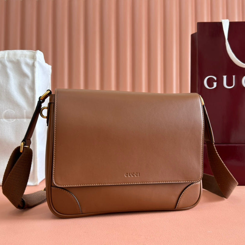 MITTELGROSSE UMKÖRPERTASCHE MIT EMBLEM, 74 CM, BRAUNES KALBSLEDER