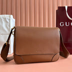 MITTELGROSSE UMKÖRPERTASCHE MIT EMBLEM, 74 CM, BRAUNES KALBSLEDER