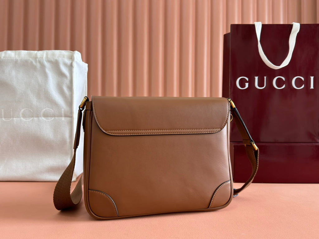 MITTELGROSSE UMKÖRPERTASCHE MIT EMBLEM, 74 CM, BRAUNES KALBSLEDER