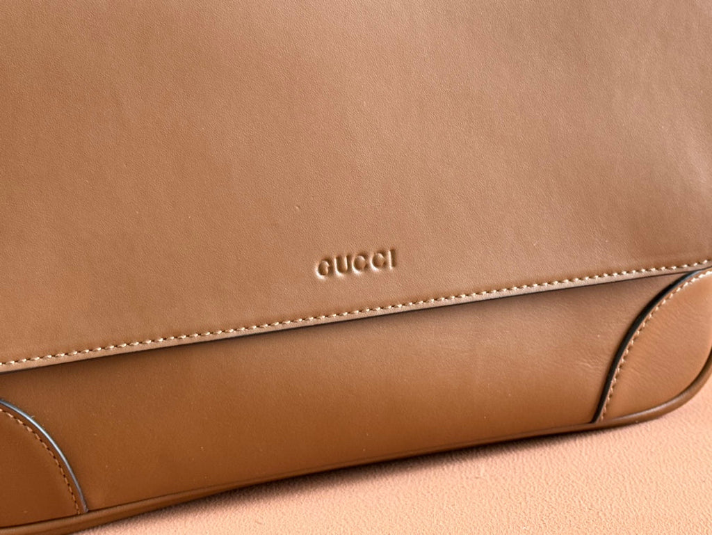 MITTELGROSSE UMKÖRPERTASCHE MIT EMBLEM, 74 CM, BRAUNES KALBSLEDER