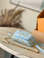 MINI-BAUGTASCHE 17 IN HIMMELGELB MONOGRAMM KALBSLEDER GOLDENE BESCHLÄGE