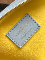 MINI-BAUGTASCHE 17 IN HIMMELGELB MONOGRAMM KALBSLEDER GOLDENE BESCHLÄGE