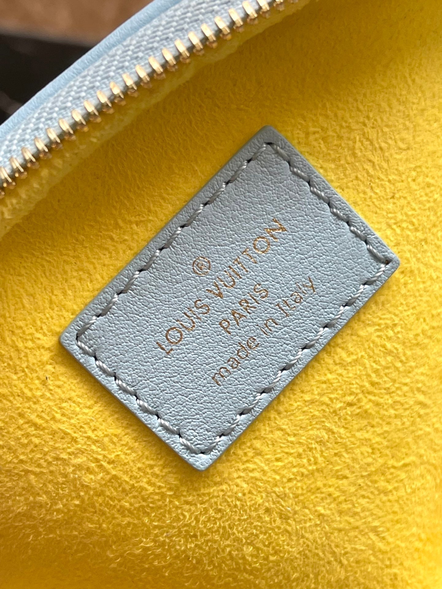 MINI-BAUGTASCHE 17 IN HIMMELGELB MONOGRAMM KALBSLEDER GOLDENE BESCHLÄGE